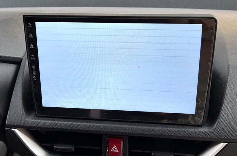 Màn hình ô tô bị sọc, nhiễu màu, mờ nhòe